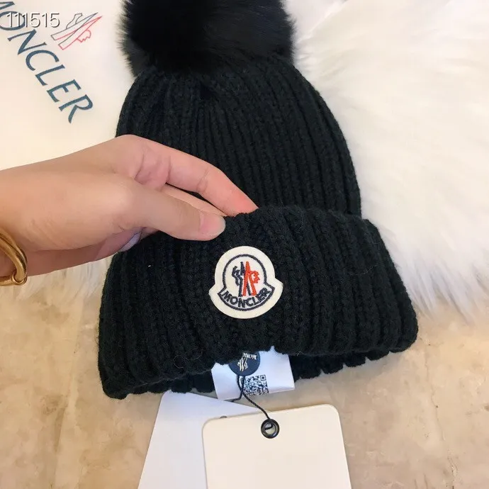 Special P76 🧢MONCLER Mouth Mouth 👒 2021 autumn and winter counter knitted beanie hat, equipped with customized dust bag, versatile style is super popular, paired with fox fur balls, the texture is first-class, and it is a great match when going out on the street! 15色入#