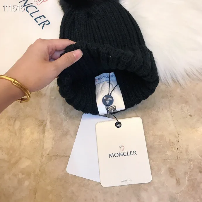 Special P76 🧢MONCLER Mouth Mouth 👒 2021 autumn and winter counter knitted beanie hat, equipped with customized dust bag, versatile style is super popular, paired with fox fur balls, the texture is first-class, and it is a great match when going out on the street! 15色入#