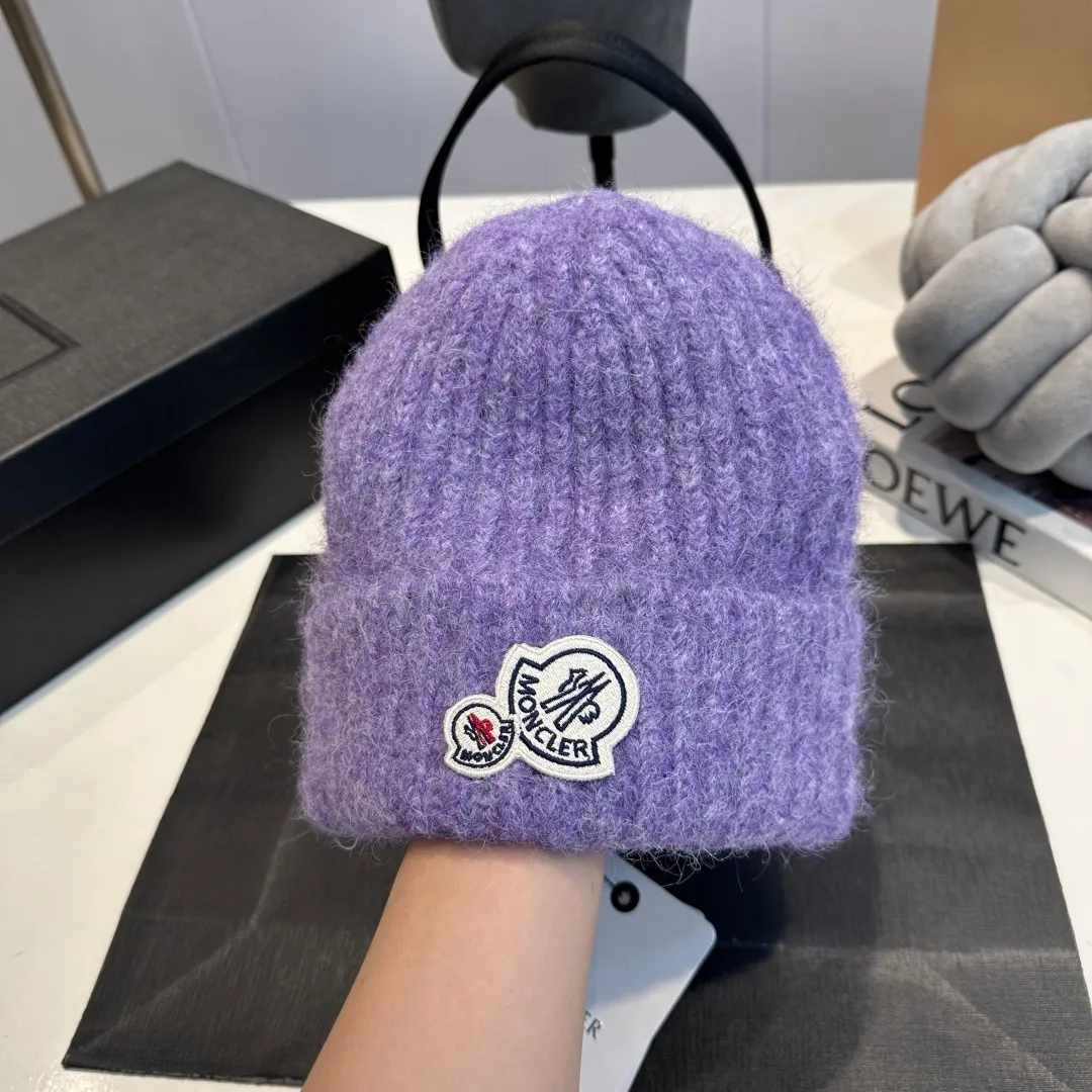 P56 MONCLER 🎩 wool knitted beanie, good quality, high-end, super soft! Super hot💖The texture is great and it’s great to match when out on the street! Fashion trends! A must-have item for winter, the same style for men and women, get it now!