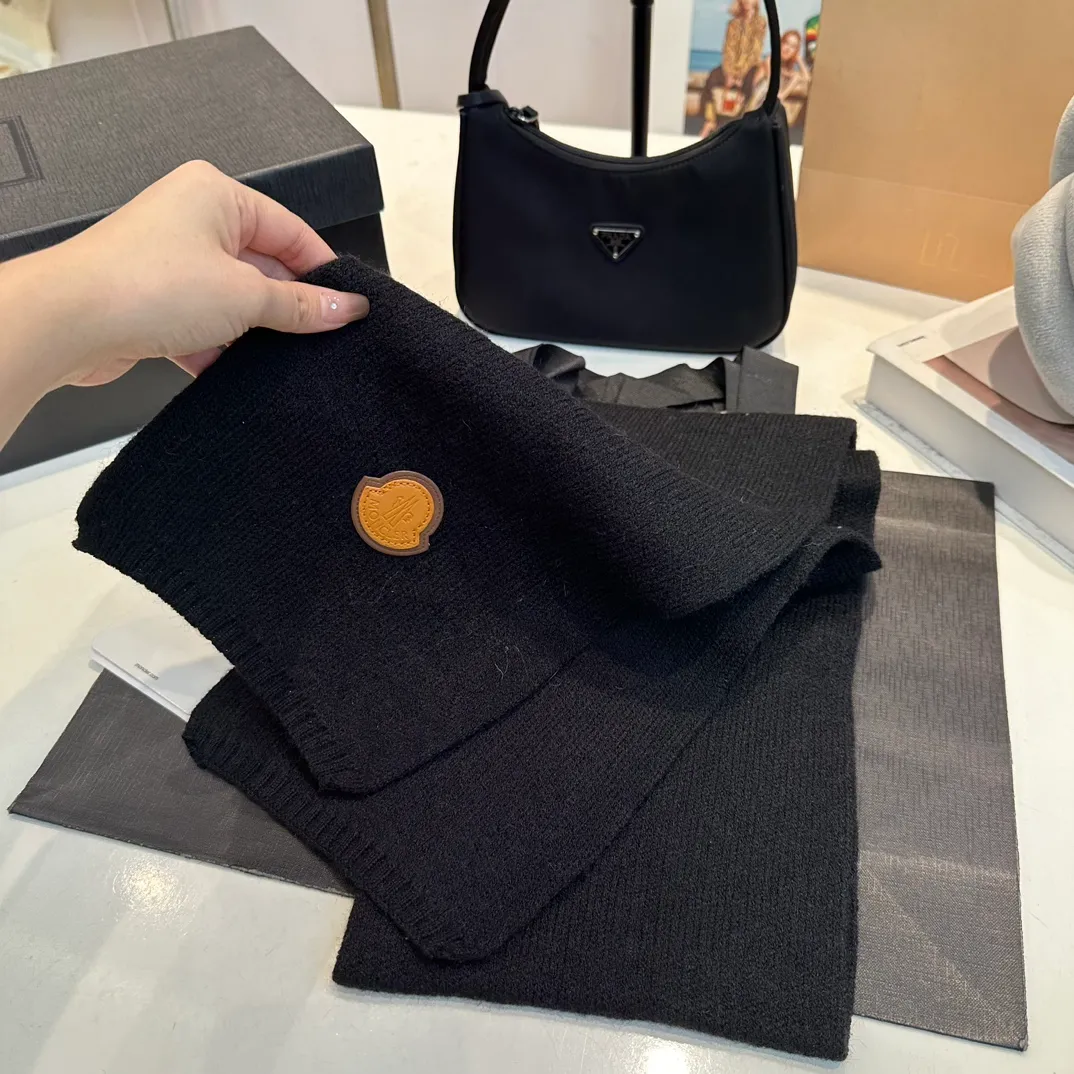 P110 Moncler wool knitted three-piece set, gloves + hat + scarf set ❄️ Wool knitted, super cute with cashmere scarf, a must-have for autumn and winter