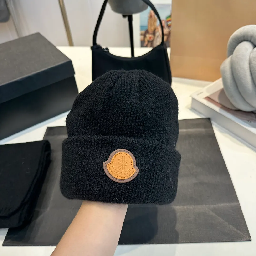 P110 Moncler wool knitted three-piece set, gloves + hat + scarf set ❄️ Wool knitted, super cute with cashmere scarf, a must-have for autumn and winter