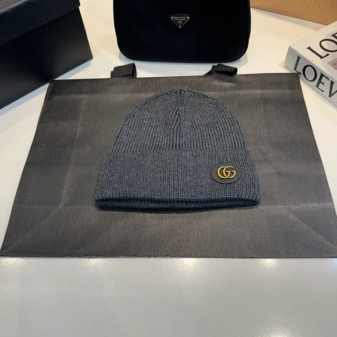 P56 GUCCI Autumn and Winter This series of soft accessories has elegant colors and cleverly incorporates collection elements. Crafted in camel, this hat is crafted from ribbed-knit wool and cashmere-blend. The oval Double G leather patch adds a subtle logo connotation to the entire design. Genuinely textured knit wool and cashmere blend Gold-tone hardware Oval Double G leather patch