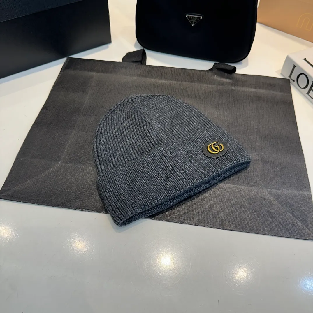 P56 GUCCI Autumn and Winter This series of soft accessories has elegant colors and cleverly incorporates collection elements. Crafted in camel, this hat is crafted from ribbed-knit wool and cashmere-blend. The oval Double G leather patch adds a subtle logo connotation to the entire design. Genuinely textured knit wool and cashmere blend Gold-tone hardware Oval Double G leather patch