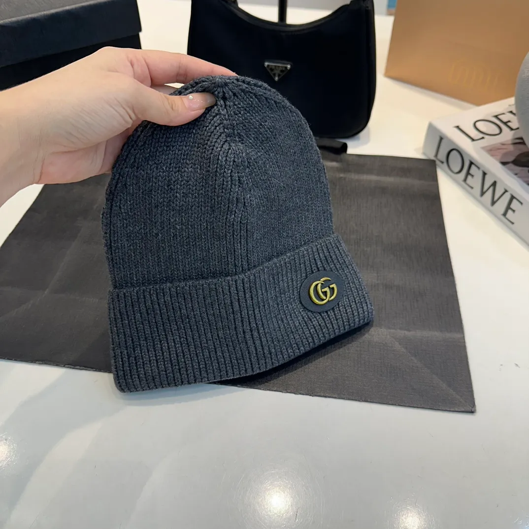 P56 GUCCI Autumn and Winter This series of soft accessories has elegant colors and cleverly incorporates collection elements. Crafted in camel, this hat is crafted from ribbed-knit wool and cashmere-blend. The oval Double G leather patch adds a subtle logo connotation to the entire design. Genuinely textured knit wool and cashmere blend Gold-tone hardware Oval Double G leather patch