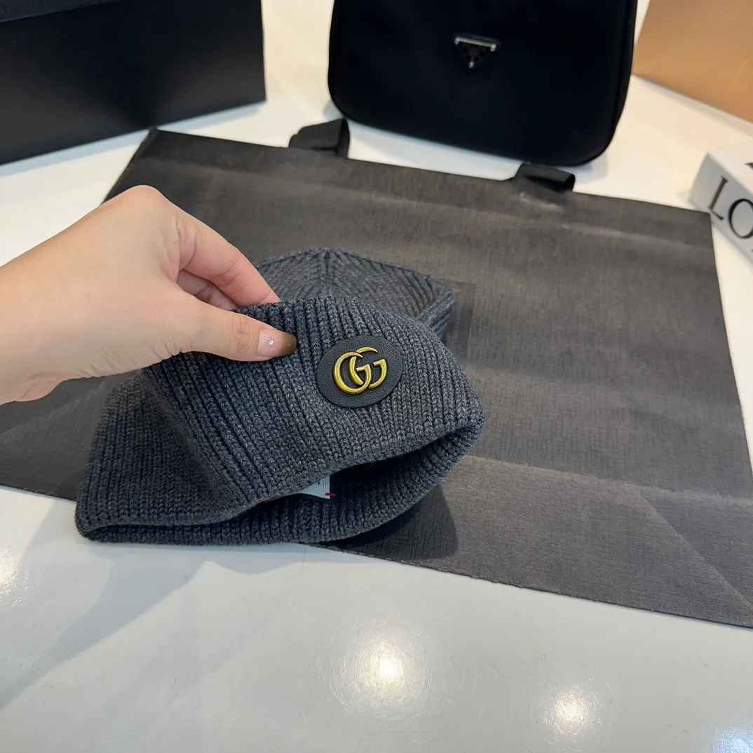 P56 GUCCI Autumn and Winter This series of soft accessories has elegant colors and cleverly incorporates collection elements. Crafted in camel, this hat is crafted from ribbed-knit wool and cashmere-blend. The oval Double G leather patch adds a subtle logo connotation to the entire design. Genuinely textured knit wool and cashmere blend Gold-tone hardware Oval Double G leather patch