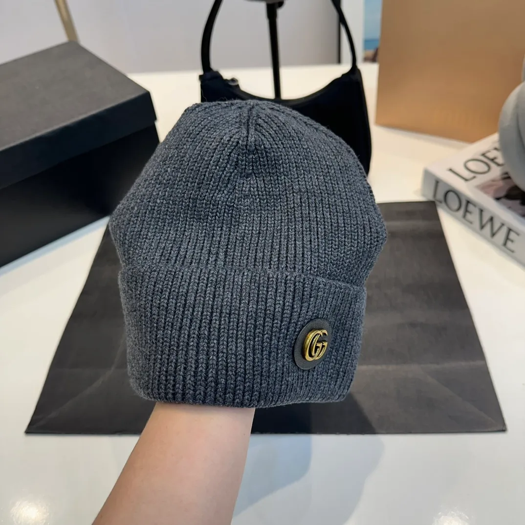P56 GUCCI Autumn and Winter This series of soft accessories has elegant colors and cleverly incorporates collection elements. Crafted in camel, this hat is crafted from ribbed-knit wool and cashmere-blend. The oval Double G leather patch adds a subtle logo connotation to the entire design. Genuinely textured knit wool and cashmere blend Gold-tone hardware Oval Double G leather patch