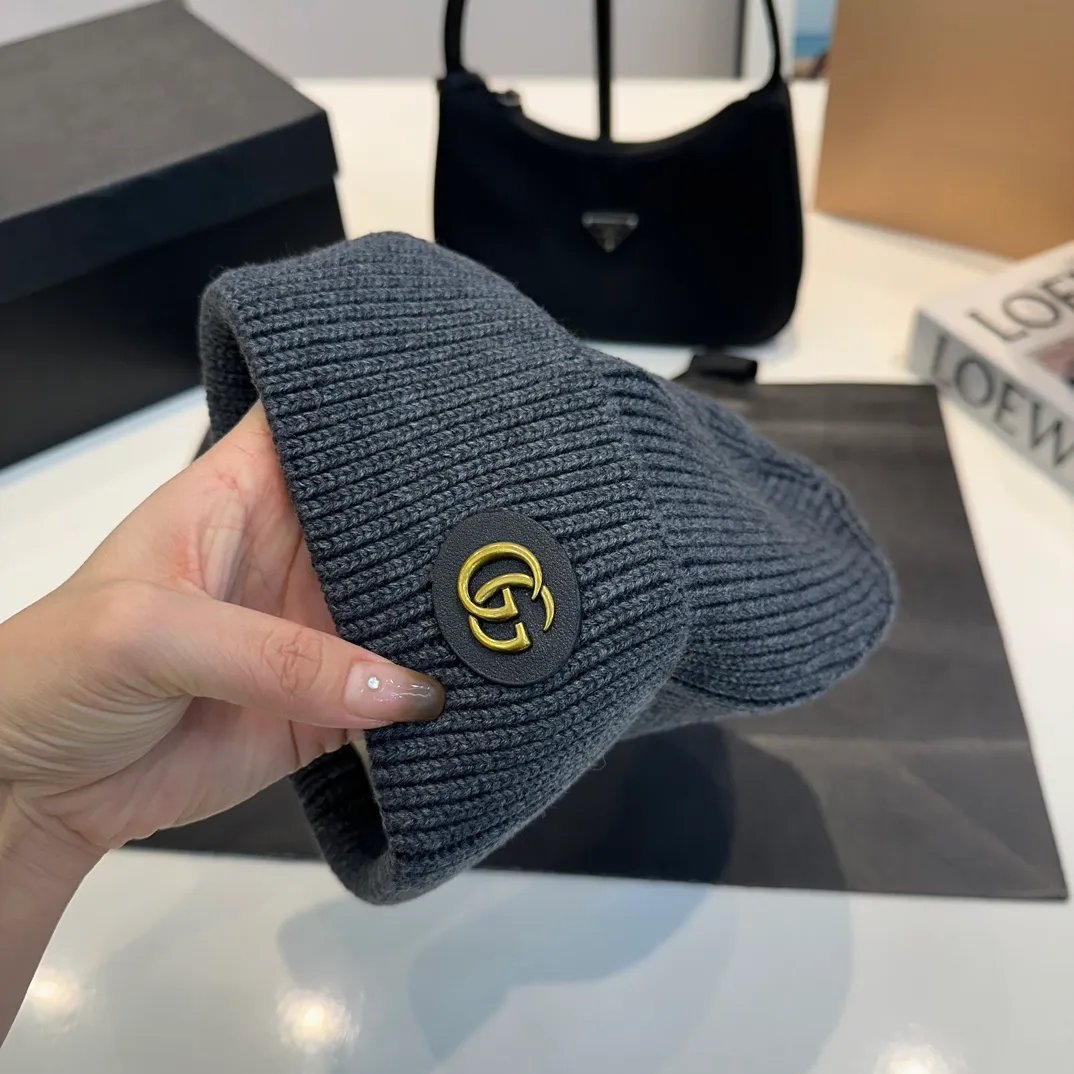 P56 GUCCI Autumn and Winter This series of soft accessories has elegant colors and cleverly incorporates collection elements. Crafted in camel, this hat is crafted from ribbed-knit wool and cashmere-blend. The oval Double G leather patch adds a subtle logo connotation to the entire design. Genuinely textured knit wool and cashmere blend Gold-tone hardware Oval Double G leather patch
