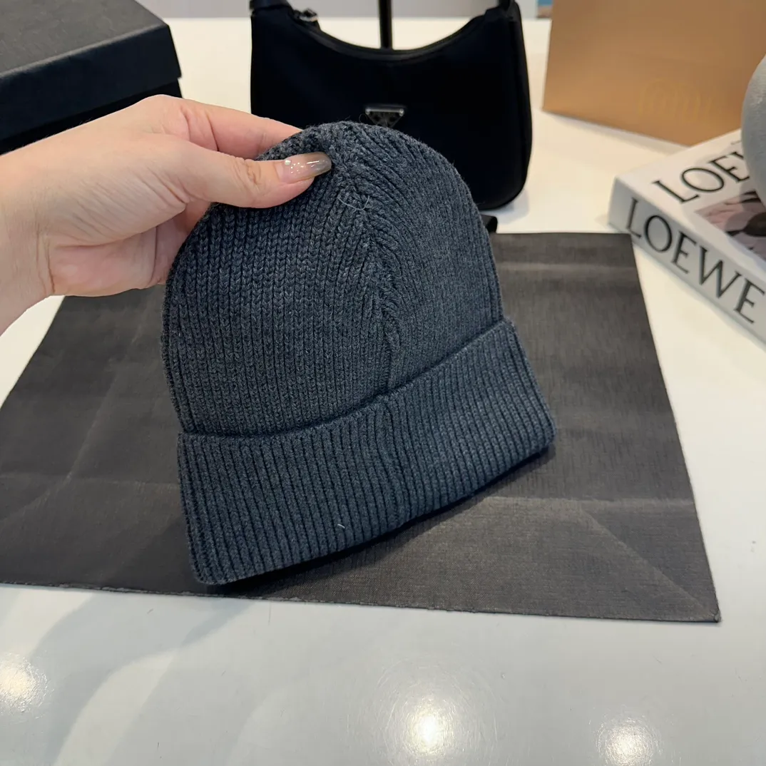 P56 GUCCI Autumn and Winter This series of soft accessories has elegant colors and cleverly incorporates collection elements. Crafted in camel, this hat is crafted from ribbed-knit wool and cashmere-blend. The oval Double G leather patch adds a subtle logo connotation to the entire design. Genuinely textured knit wool and cashmere blend Gold-tone hardware Oval Double G leather patch