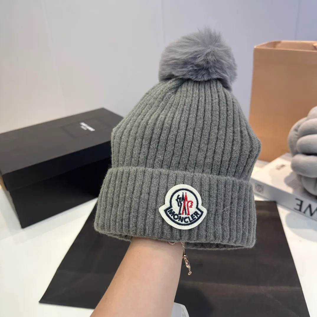 P70 MONCLER 2023 autumn and winter new men's and women's wool ball knitted beanie, super popular 💖 first-class texture, perfect for going out on the street!