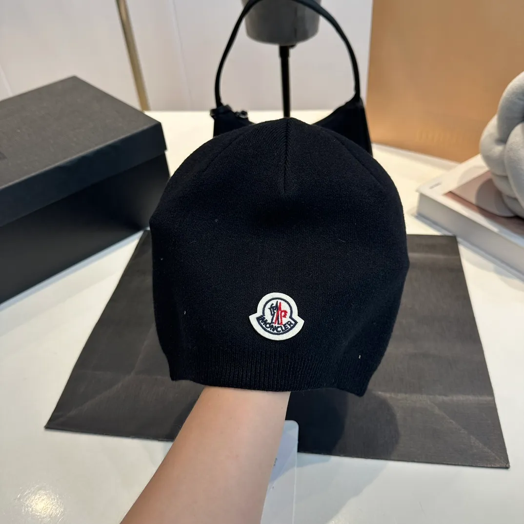 P50 Moncler 💥 Official website classic knitted hat, replica of the original. Very soft and skin-friendly, very elastic 💓 Textured and very versatile style ~ Warm cashmere woolen hat, one size fits all and elastic ~ Unisex, can be worn by any head size. Super quality, highly recommended