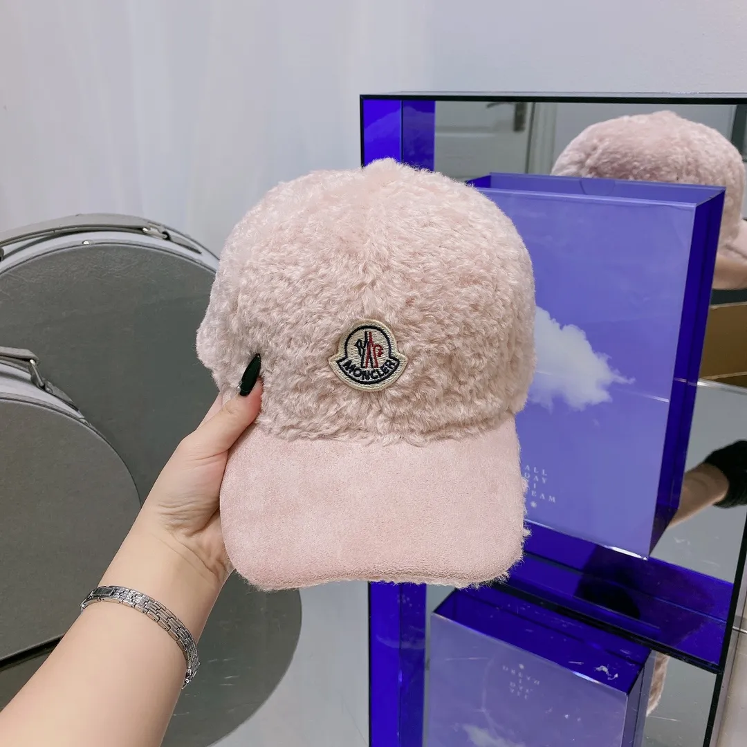 Wholesale price: 80 Moncler muzzle lamb wool spliced ​​baseball cap. It is a high-quality product when you buy it. No matter the hat shape or matching, it is simple and elegant. The original customized hat shape is better than ordinary baseball caps. You know the channel goods👌
