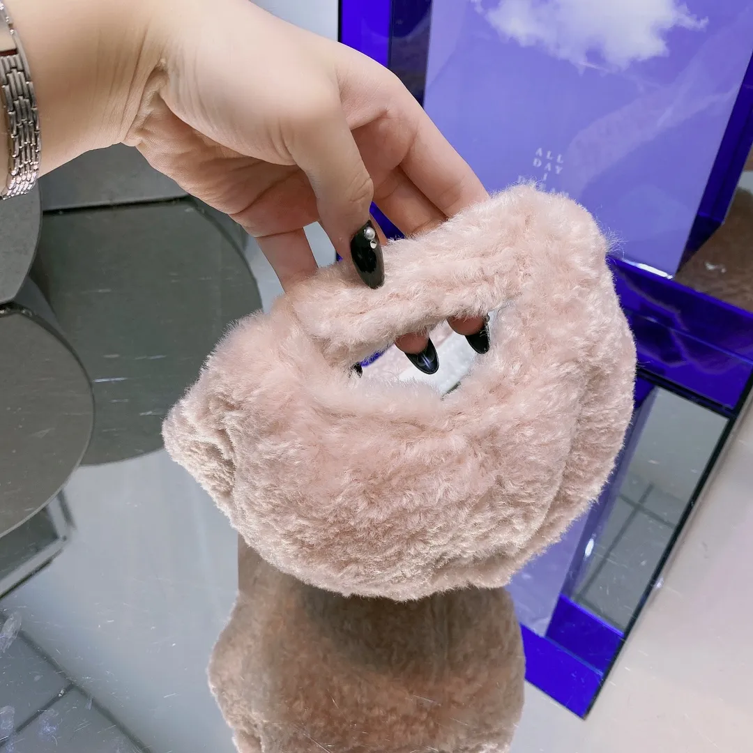 Wholesale price: 80 Moncler muzzle lamb wool spliced ​​baseball cap. It is a high-quality product when you buy it. No matter the hat shape or matching, it is simple and elegant. The original customized hat shape is better than ordinary baseball caps. You know the channel goods👌
