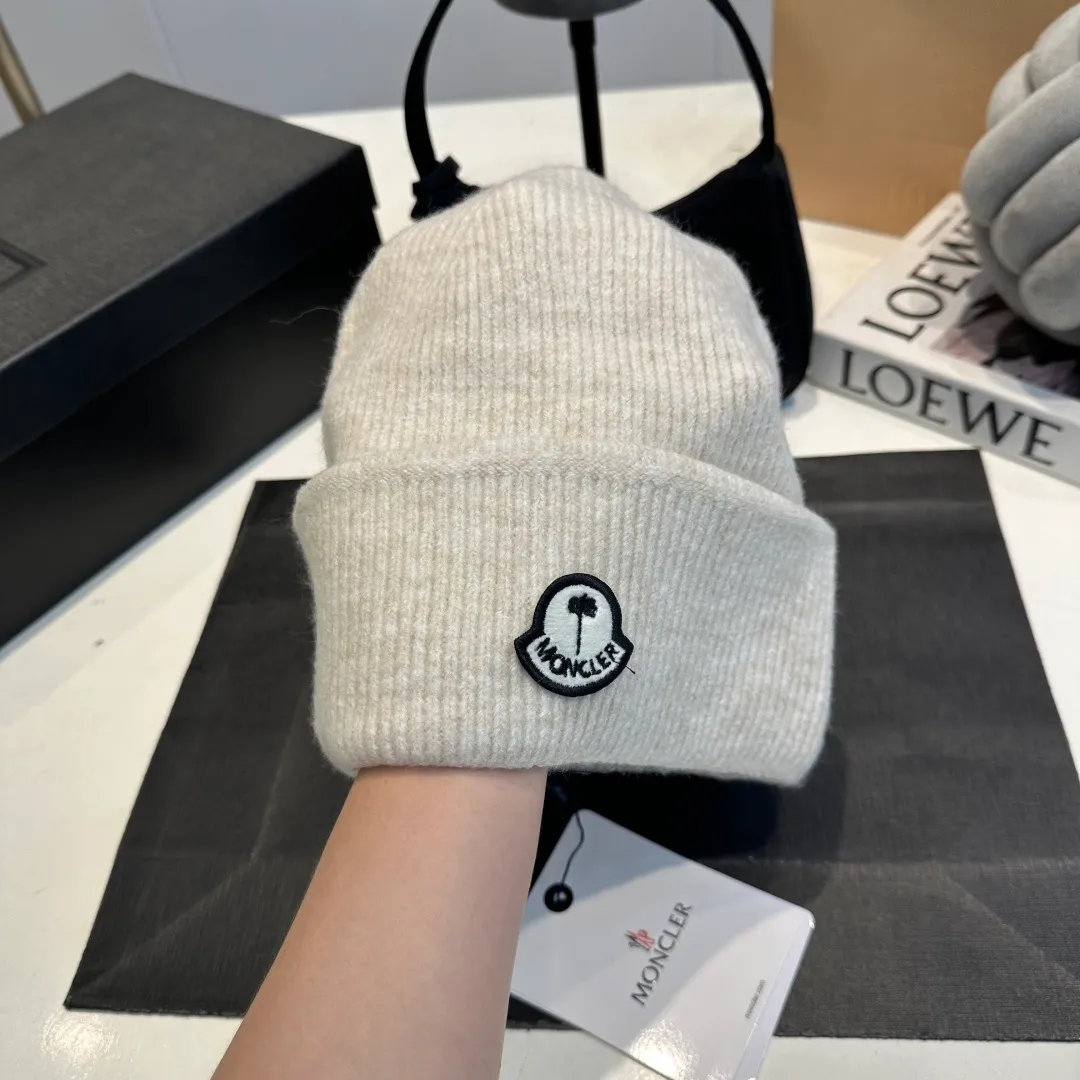 P70 MONCLER muffled knitted beanie, good quality, high-end and elegant, super popular 💖The texture is great, it’s great to match when out on the street! Fashion trends! A must-have item for winter, the same style for men and women, get it now!