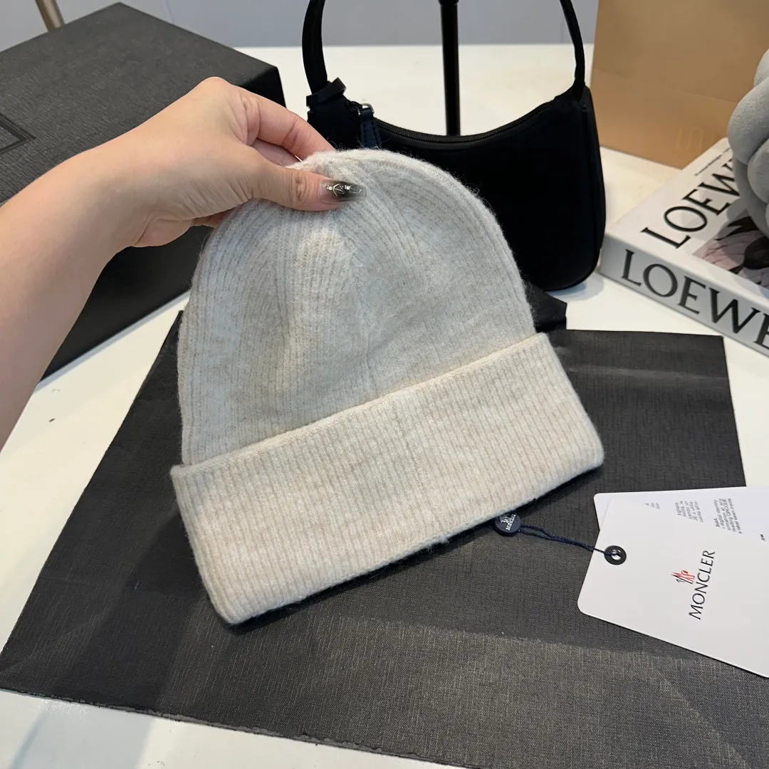P70 MONCLER muffled knitted beanie, good quality, high-end and elegant, super popular 💖The texture is great, it’s great to match when out on the street! Fashion trends! A must-have item for winter, the same style for men and women, get it now!