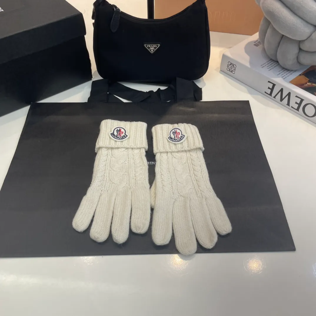 P180 Moncler wool knitted three-piece set, gloves + hat + scarf set ❄️ Wool knitted, super cute with cashmere scarf, a must-have for autumn and winter