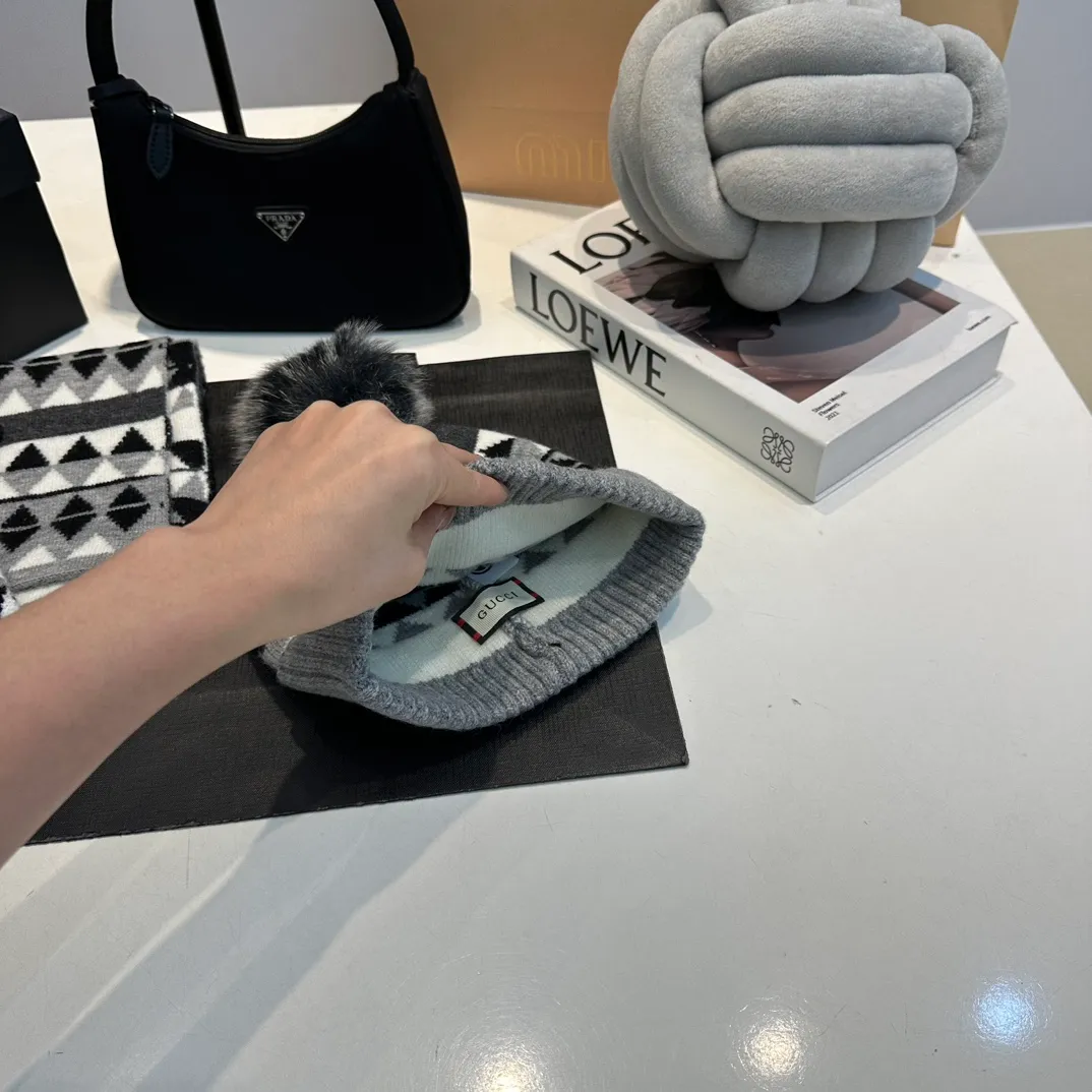 P180 Gucci Gucci scarf, gloves, hat three-piece set, casual and versatile, rabbit wool + cashmere knitted scarf and hat set, warm and fashionable, comfortable and soft texture, versatile style, unisex 💑couple style 😱[wit] winter warm series