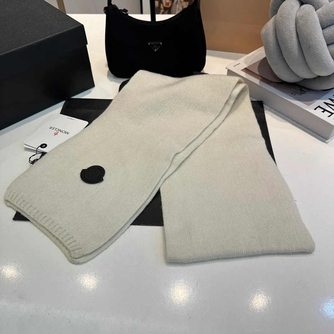 P110 Moncler wool knitted three-piece set, gloves + hat + scarf set ❄️ Wool knitted, super cute with cashmere scarf, a must-have for autumn and winter