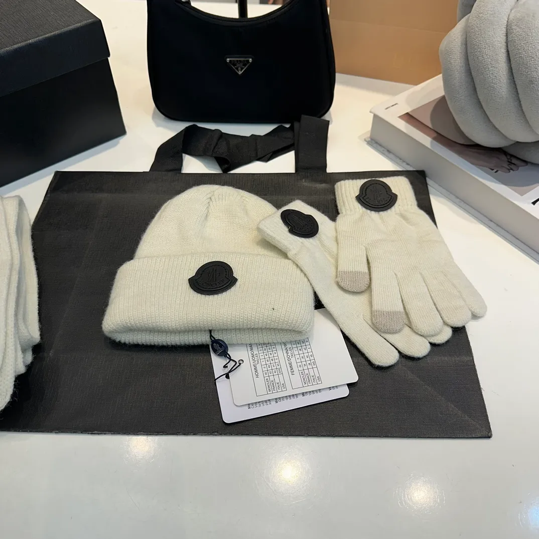 P110 Moncler wool knitted three-piece set, gloves + hat + scarf set ❄️ Wool knitted, super cute with cashmere scarf, a must-have for autumn and winter