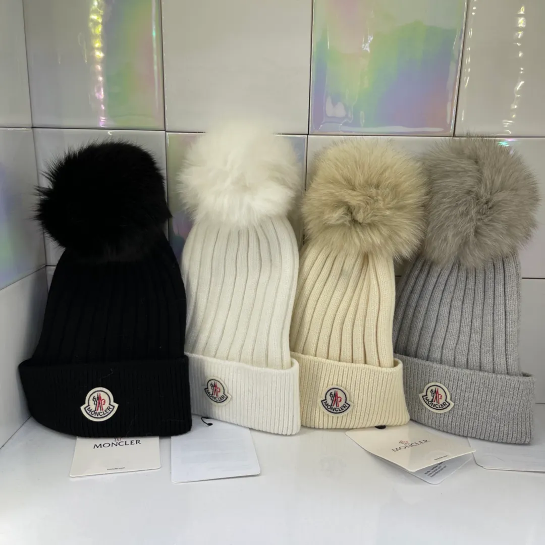 MONCLER muzzle wool hat with fox fur ball of the same color, rabbit fleece fabric, soft and comfortable to the touch, ultra-fine and smooth