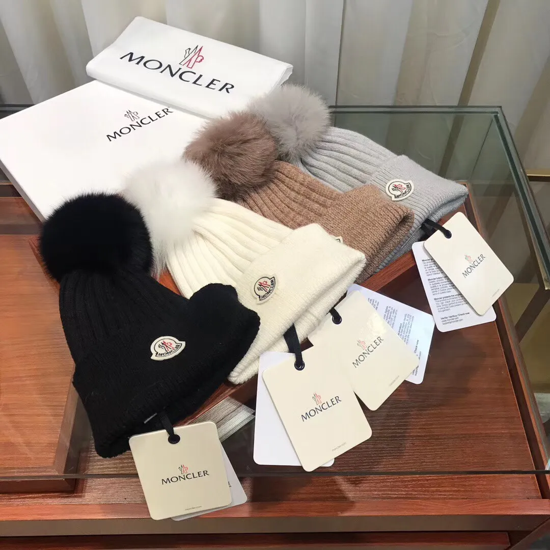 MONCLER muzzle wool hat with fox fur ball of the same color, rabbit fleece fabric, soft and comfortable to the touch, ultra-fine and smooth