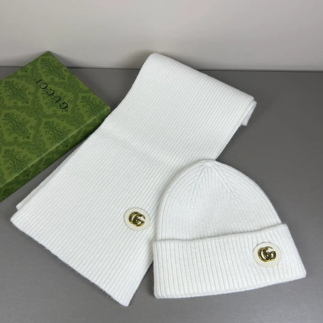 P150 GUCCI classic suit hat! Hat ➕Scarf! Cashmere and Rabbit Velvet Quality! It's warm and super comfortable~A great tool for young ladies to reduce their age in winter~This winter, all you need is a set of hats~It's warm and fashionable! Unisex model! Can be made as a couple model! Complete range of anti-counterfeiting labels and elevators! Many styles, welcome to choose!!