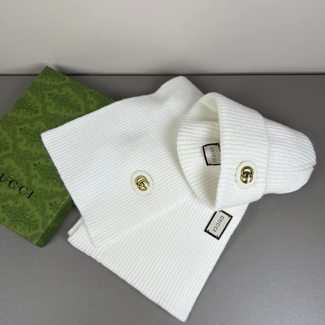 P150 GUCCI classic suit hat! Hat ➕Scarf! Cashmere and Rabbit Velvet Quality! It's warm and super comfortable~A great tool for young ladies to reduce their age in winter~This winter, all you need is a set of hats~It's warm and fashionable! Unisex model! Can be made as a couple model! Complete range of anti-counterfeiting labels and elevators! Many styles, welcome to choose!!