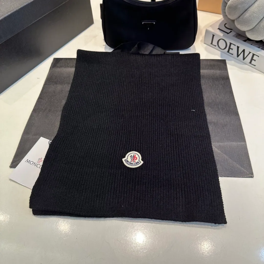 P130 Moncler autumn and winter counter style knitted beanie + scarf with classic pattern, warm and fashionable! Fashionable and popular 🌸First-class texture, pure wool