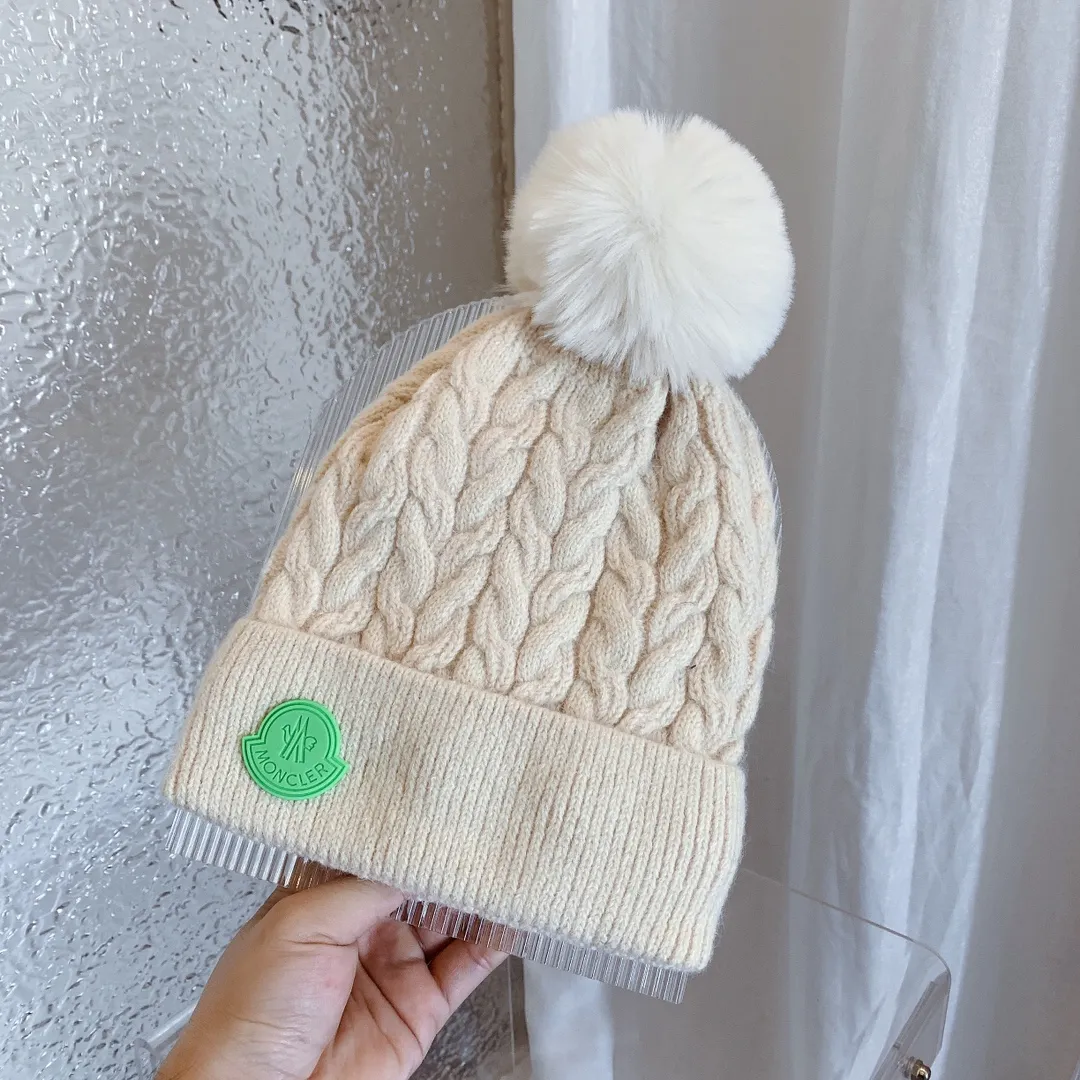 P70, the latest knitted hat from Moncler's official website, a replica of the original one from the official website. Very soft and skin-friendly, very elastic. It has texture and is very versatile. It is a cashmere woolen hat with velvet inside to keep warm. One size fits all and elastic. It is unisex and can be worn by any head size. Really recommended.