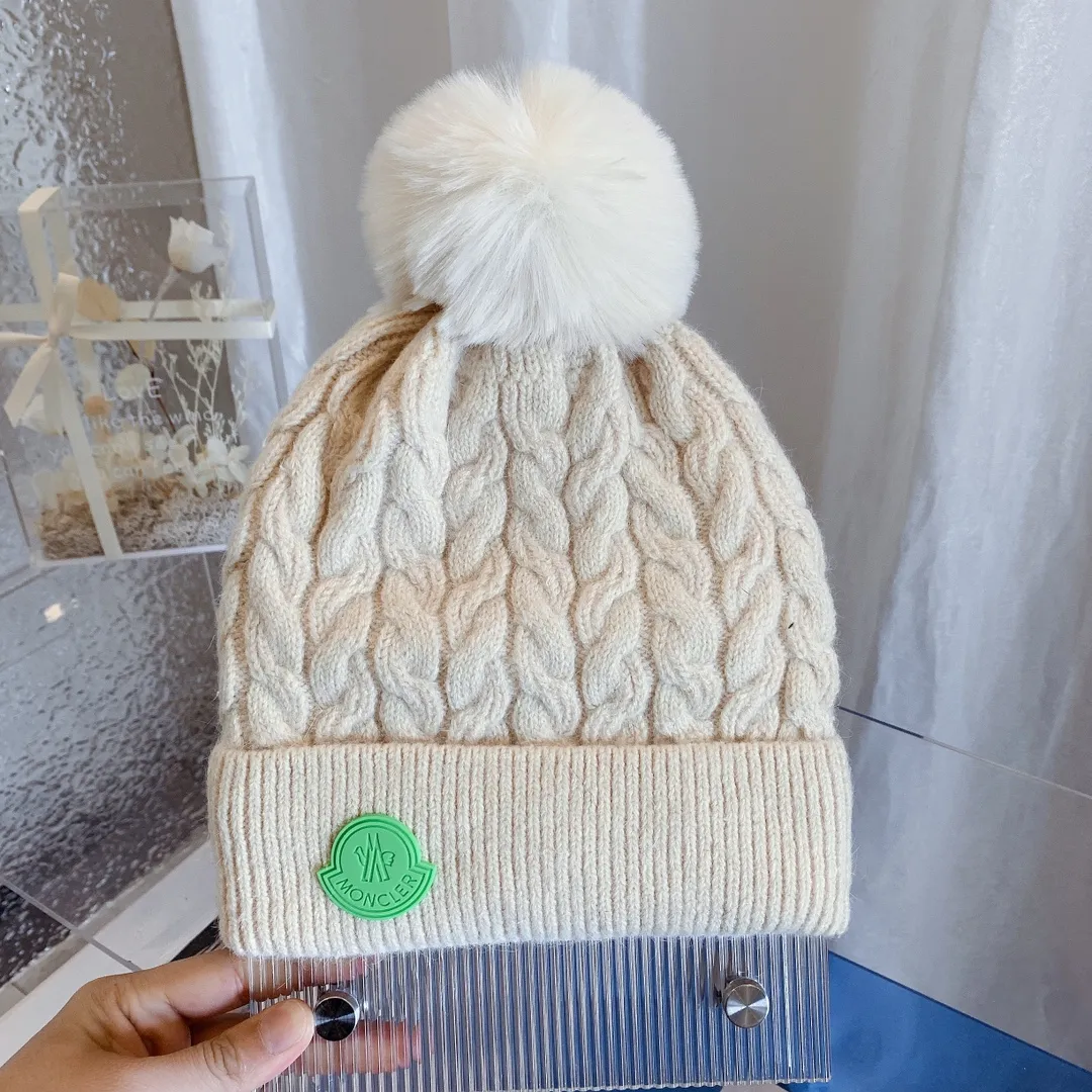 P70, the latest knitted hat from Moncler's official website, a replica of the original one from the official website. Very soft and skin-friendly, very elastic. It has texture and is very versatile. It is a cashmere woolen hat with velvet inside to keep warm. One size fits all and elastic. It is unisex and can be worn by any head size. Really recommended.