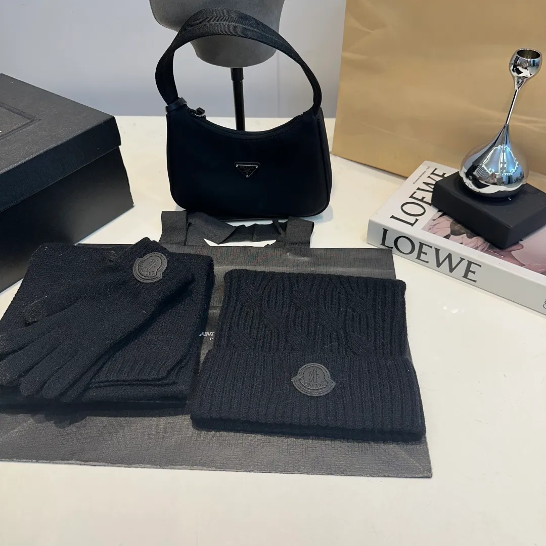 P150 Moncler three-piece muzzle suit autumn and winter cuffed wool knitted beanie. High-quality customization! This must be my favorite of minimalism. It is clean, neat, fashionable and versatile, and will definitely not be picky about your face shape! A fashionable classic that lasts forever! Both men and women are welcome!