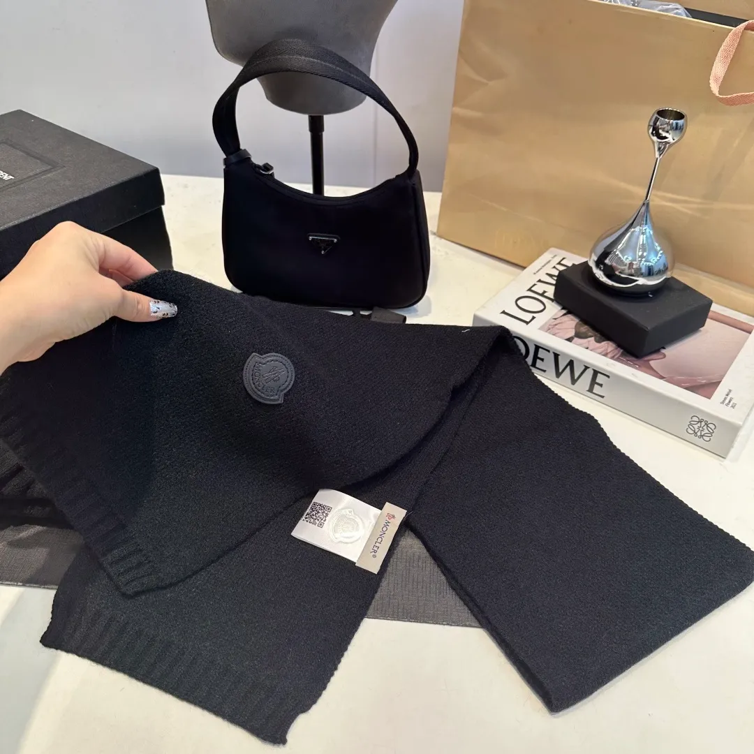 P150 Moncler three-piece muzzle suit autumn and winter cuffed wool knitted beanie. High-quality customization! This must be my favorite of minimalism. It is clean, neat, fashionable and versatile, and will definitely not be picky about your face shape! A fashionable classic that lasts forever! Both men and women are welcome!
