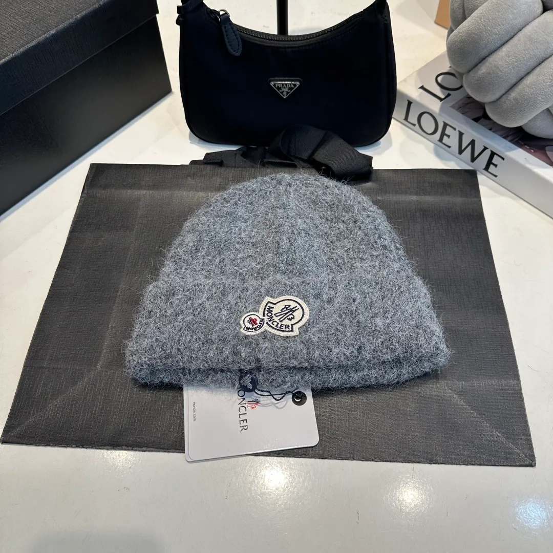 P56 MONCLER 🎩 wool knitted beanie, good quality, high-end, super soft! Super hot💖The texture is great and it’s great to match when out on the street! Fashion trends! A must-have item for winter, the same style for men and women, get it now!