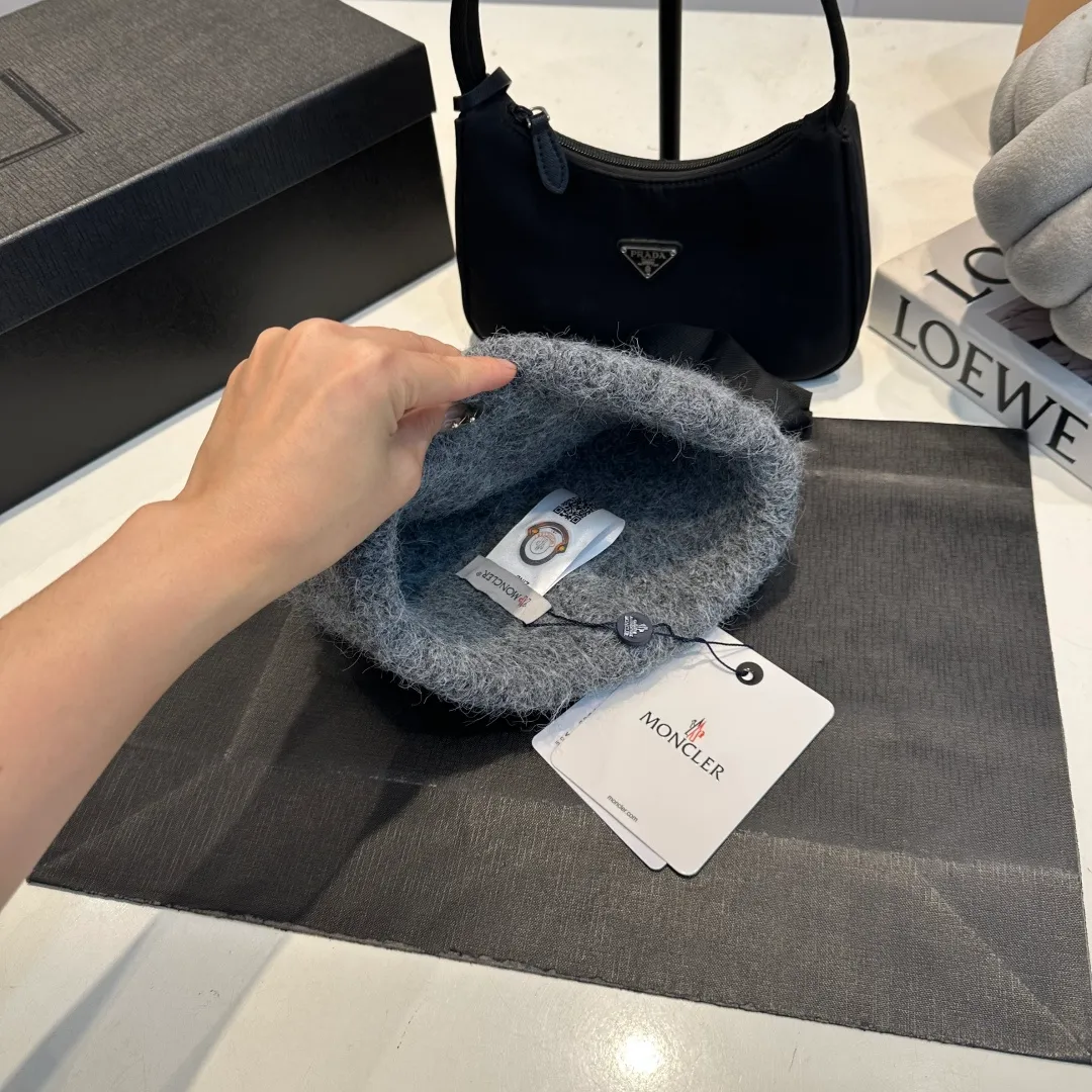 P56 MONCLER 🎩 wool knitted beanie, good quality, high-end, super soft! Super hot💖The texture is great and it’s great to match when out on the street! Fashion trends! A must-have item for winter, the same style for men and women, get it now!