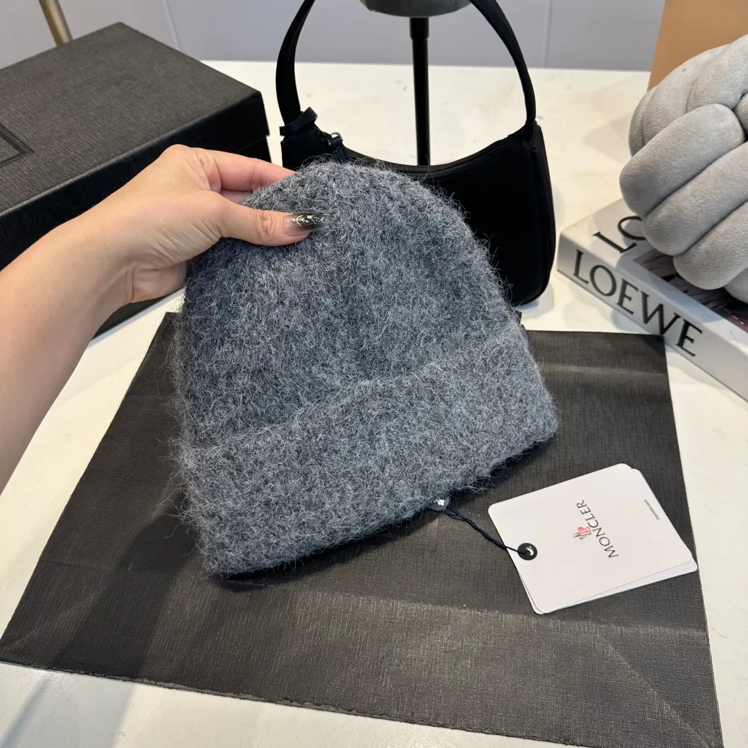 P56 MONCLER 🎩 wool knitted beanie, good quality, high-end, super soft! Super hot💖The texture is great and it’s great to match when out on the street! Fashion trends! A must-have item for winter, the same style for men and women, get it now!