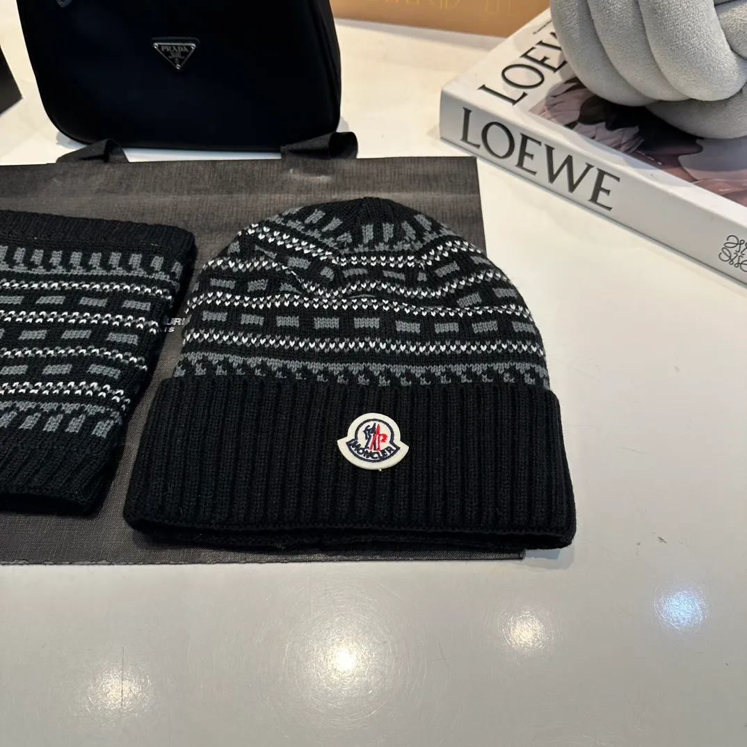P140 Moncler Moncler 💥 Mouth three-piece set, gloves, hat, scarf, original replica. Very soft and skin-friendly, very elastic 💓 Textured and very versatile style ~ Warm, one size fits all and elastic ~ Unisex, can be worn by any head size. Super quality, highly recommended