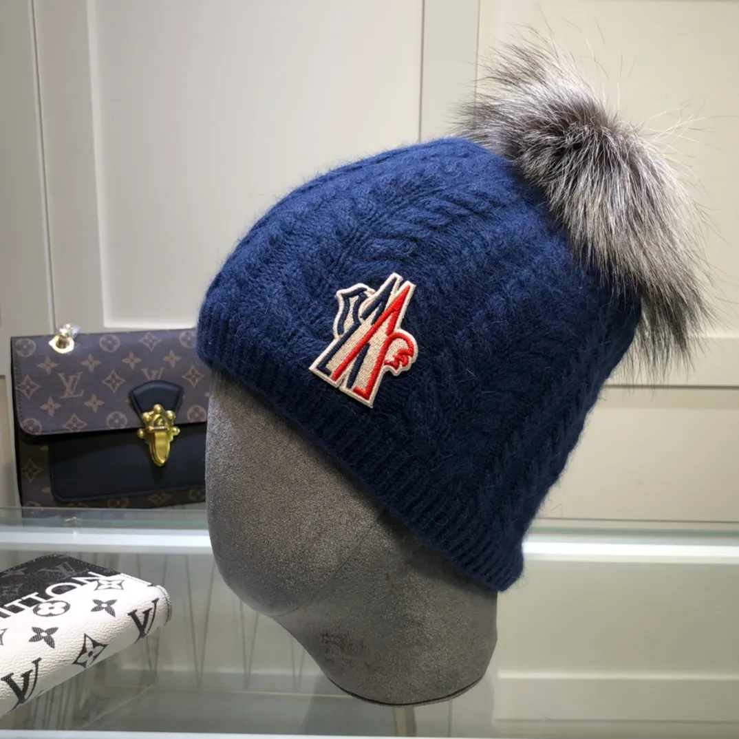 P130 comes with dust bag MONCLER 🎩100% wool knitted beanie, the ball is removable and can be matched as you like, good quality, high-end, and super soft! Super hot💖The texture is great and it’s great to match when out on the street! Fashion trends! A must-have item for winter, the same style for men and women, get it now!