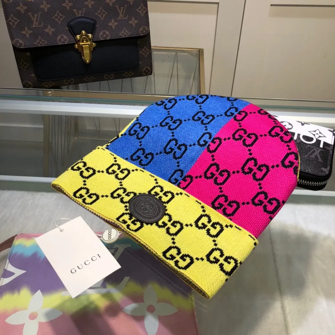 P44 comes with dust bag, GUCCI official website color matching series! The latest wool blended knitted hat, 💓 replica of the original from the official website. Very soft and skin-friendly, very elastic 💓 textured and very versatile ~ very warm, a must-have item in autumn and winter, unisex, can be worn by any head size. Really recommended