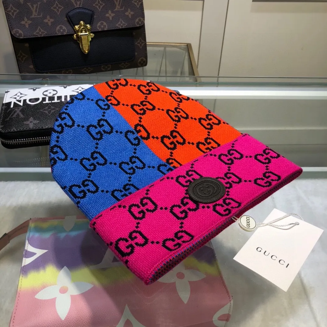 P44 comes with dust bag, GUCCI official website color matching series! The latest wool blended knitted hat, 💓 replica of the original from the official website. Very soft and skin-friendly, very elastic 💓 textured and very versatile ~ very warm, a must-have item in autumn and winter, unisex, can be worn by any head size. Really recommended