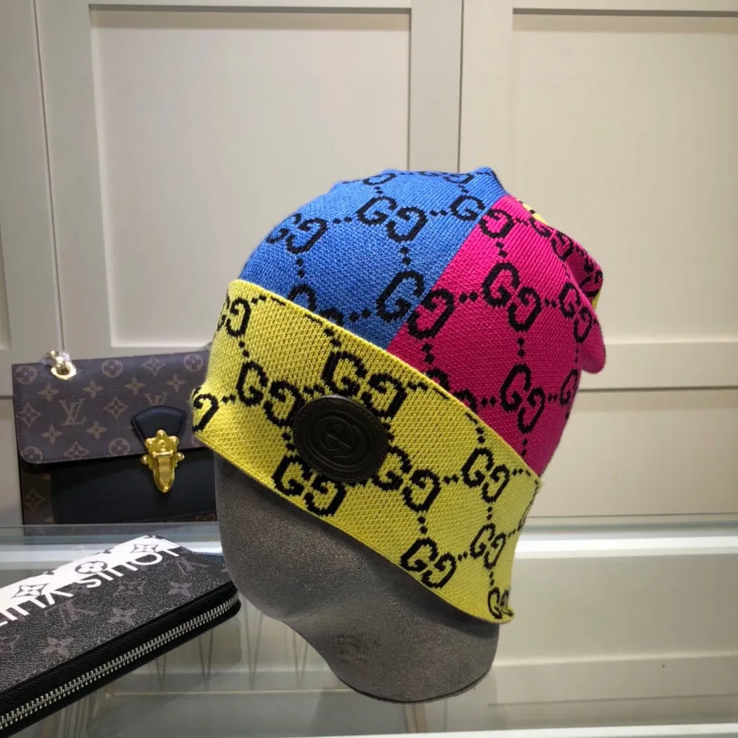 P44 comes with dust bag, GUCCI official website color matching series! The latest wool blended knitted hat, 💓 replica of the original from the official website. Very soft and skin-friendly, very elastic 💓 textured and very versatile ~ very warm, a must-have item in autumn and winter, unisex, can be worn by any head size. Really recommended