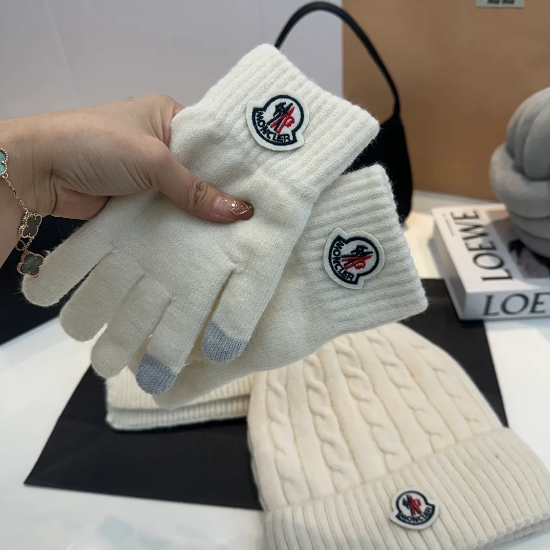 P180 Moncler autumn and winter counter model knitted beanie + scarf + gloves three-piece set, classic pattern, warm and fashionable! Fashionable and popular 🌸First-class texture, pure wool