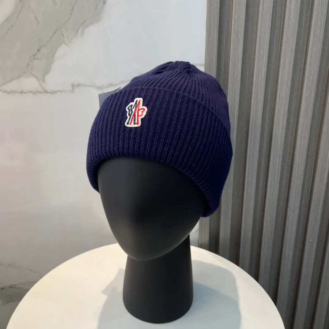 P50💰 Comes with dust bag Moncler💥 Official website classic knitted hat, original replica. Very soft and skin-friendly, very elastic 💓 Textured and very versatile style ~ Warm cashmere woolen hat, one size fits all and elastic ~ Unisex, can be worn by any head size. Super quality, highly recommended