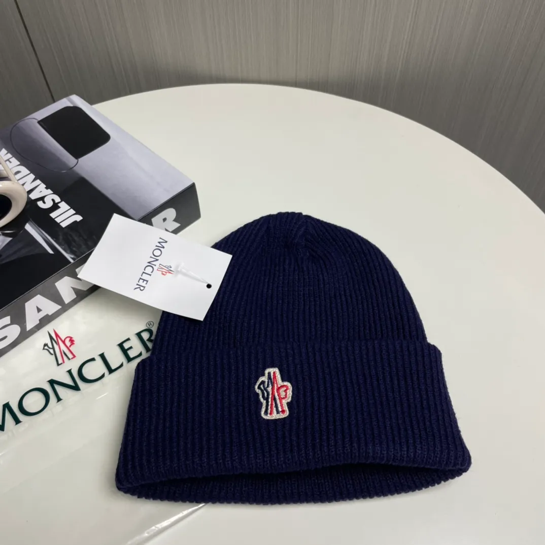 P50💰 Comes with dust bag Moncler💥 Official website classic knitted hat, original replica. Very soft and skin-friendly, very elastic 💓 Textured and very versatile style ~ Warm cashmere woolen hat, one size fits all and elastic ~ Unisex, can be worn by any head size. Super quality, highly recommended