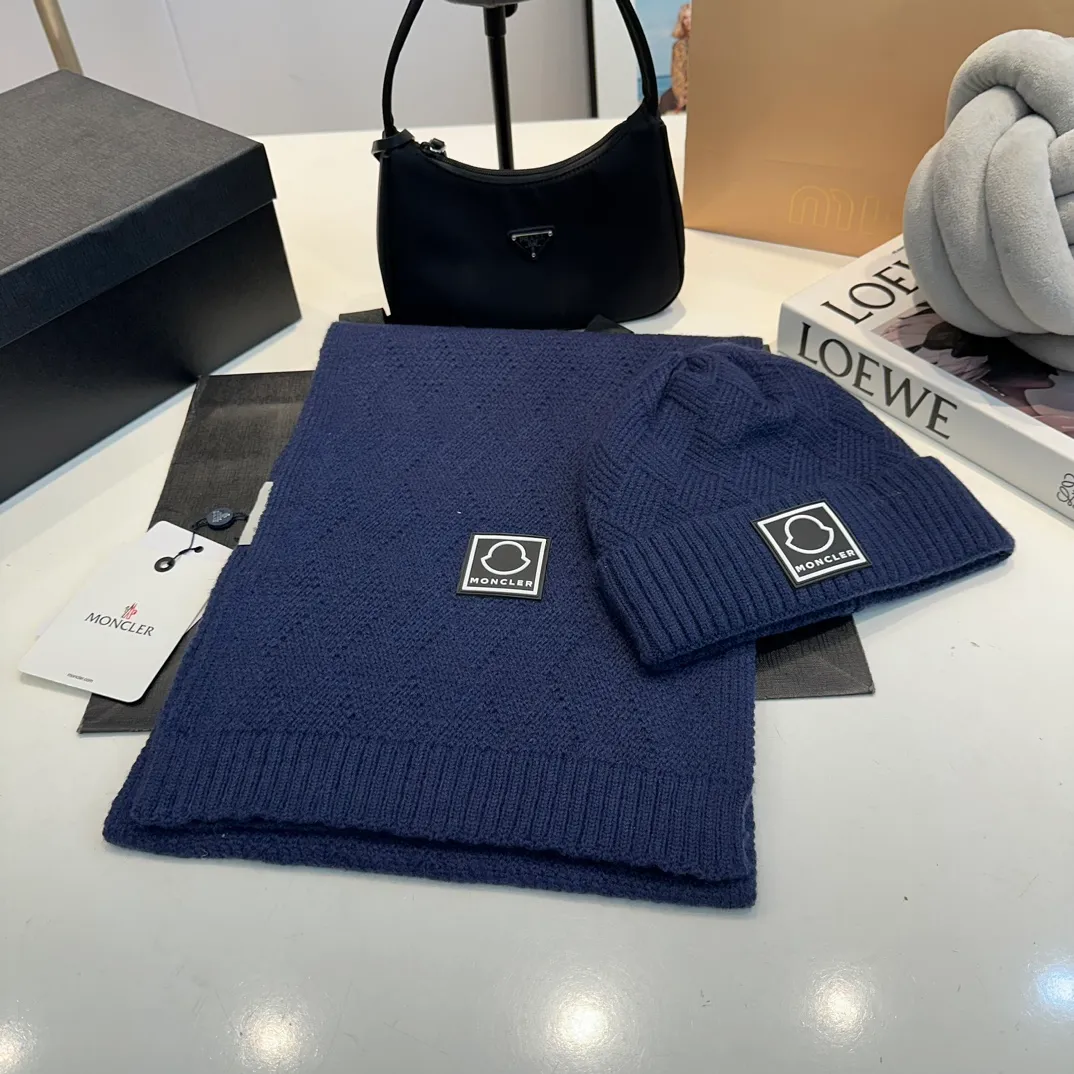 P110 MONCLER classic suit hat! Hat ➕Scarf! Cashmere and Rabbit Velvet Quality! It's warm and super comfortable~A great tool for young ladies to reduce their age in winter~This winter, all you need is a set of hats~It's warm and fashionable! Unisex model! Can be made as a couple model! Complete range of anti-counterfeiting labels and elevators! Many styles, welcome to choose!!