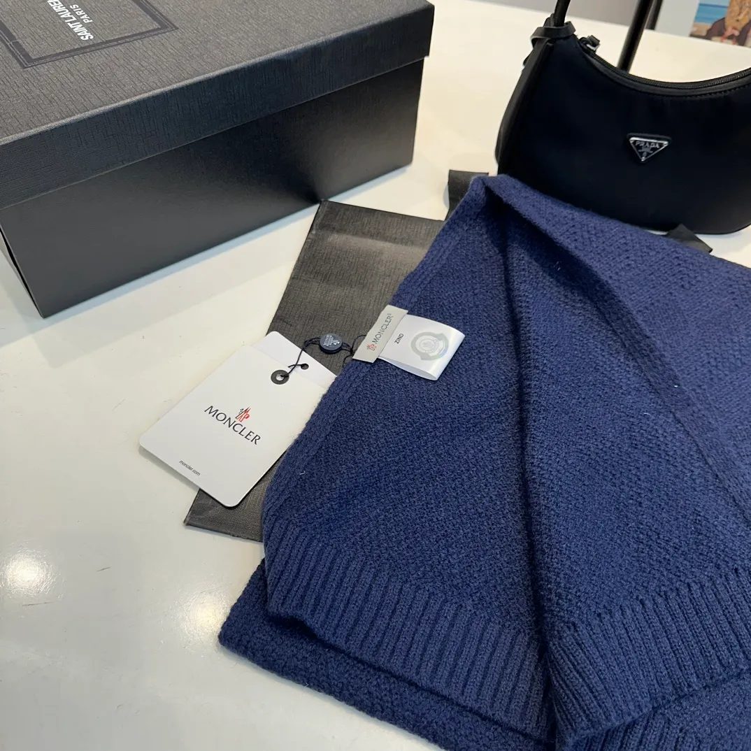 P110 MONCLER classic suit hat! Hat ➕Scarf! Cashmere and Rabbit Velvet Quality! It's warm and super comfortable~A great tool for young ladies to reduce their age in winter~This winter, all you need is a set of hats~It's warm and fashionable! Unisex model! Can be made as a couple model! Complete range of anti-counterfeiting labels and elevators! Many styles, welcome to choose!!