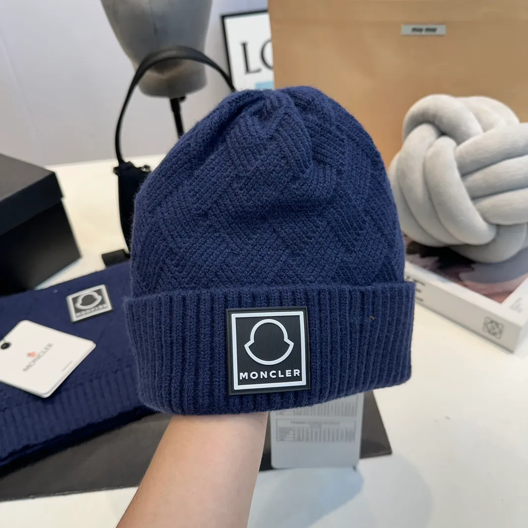 P110 MONCLER classic suit hat! Hat ➕Scarf! Cashmere and Rabbit Velvet Quality! It's warm and super comfortable~A great tool for young ladies to reduce their age in winter~This winter, all you need is a set of hats~It's warm and fashionable! Unisex model! Can be made as a couple model! Complete range of anti-counterfeiting labels and elevators! Many styles, welcome to choose!!