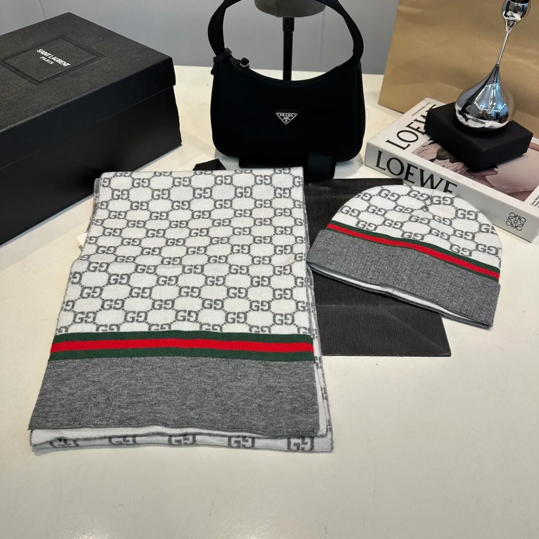 P140 GUCCI classic suit hat! Hat ➕Scarf! Cashmere and Rabbit Velvet Quality! It's warm and super comfortable~A great tool for young ladies to reduce their age in winter~This winter, all you need is a set of hats~It's warm and fashionable! Unisex model! Can be made as a couple model! Complete range of anti-counterfeiting labels and elevators! Many styles, welcome to choose!!
