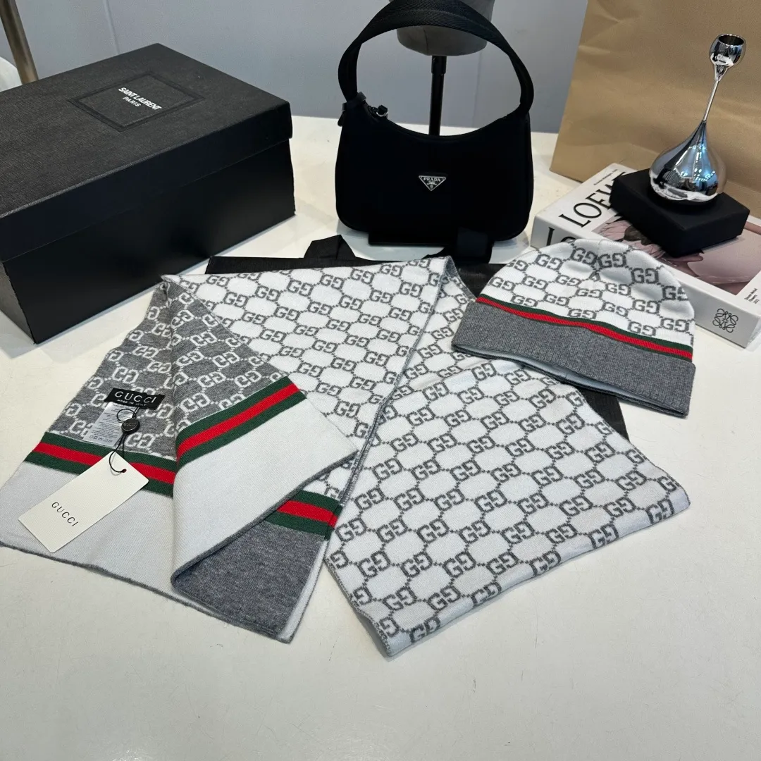 P140 GUCCI classic suit hat! Hat ➕Scarf! Cashmere and Rabbit Velvet Quality! It's warm and super comfortable~A great tool for young ladies to reduce their age in winter~This winter, all you need is a set of hats~It's warm and fashionable! Unisex model! Can be made as a couple model! Complete range of anti-counterfeiting labels and elevators! Many styles, welcome to choose!!