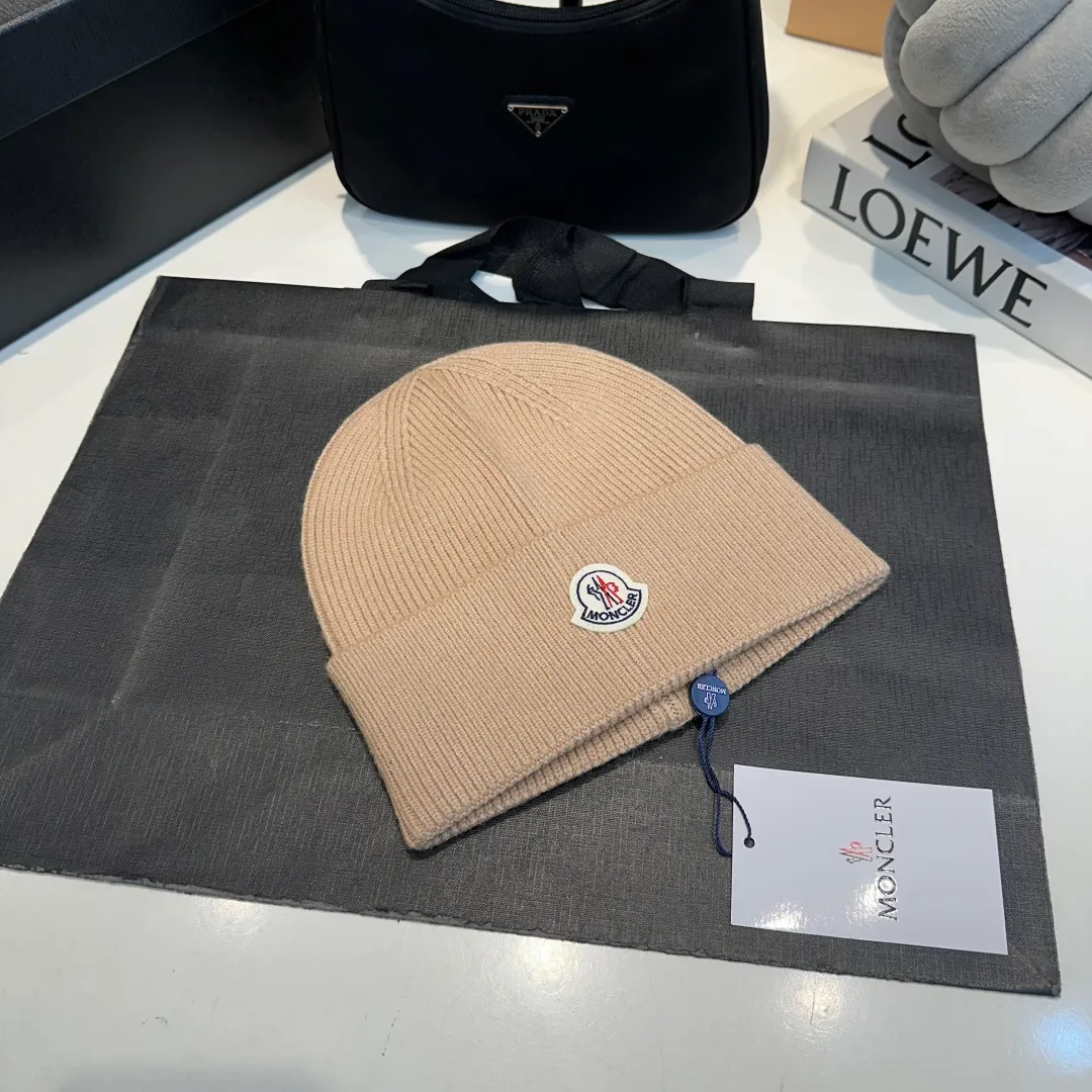 P130 Moncler autumn and winter counter style knitted beanie + scarf with classic pattern, warm and fashionable! Fashionable and popular 🌸First-class texture, pure wool