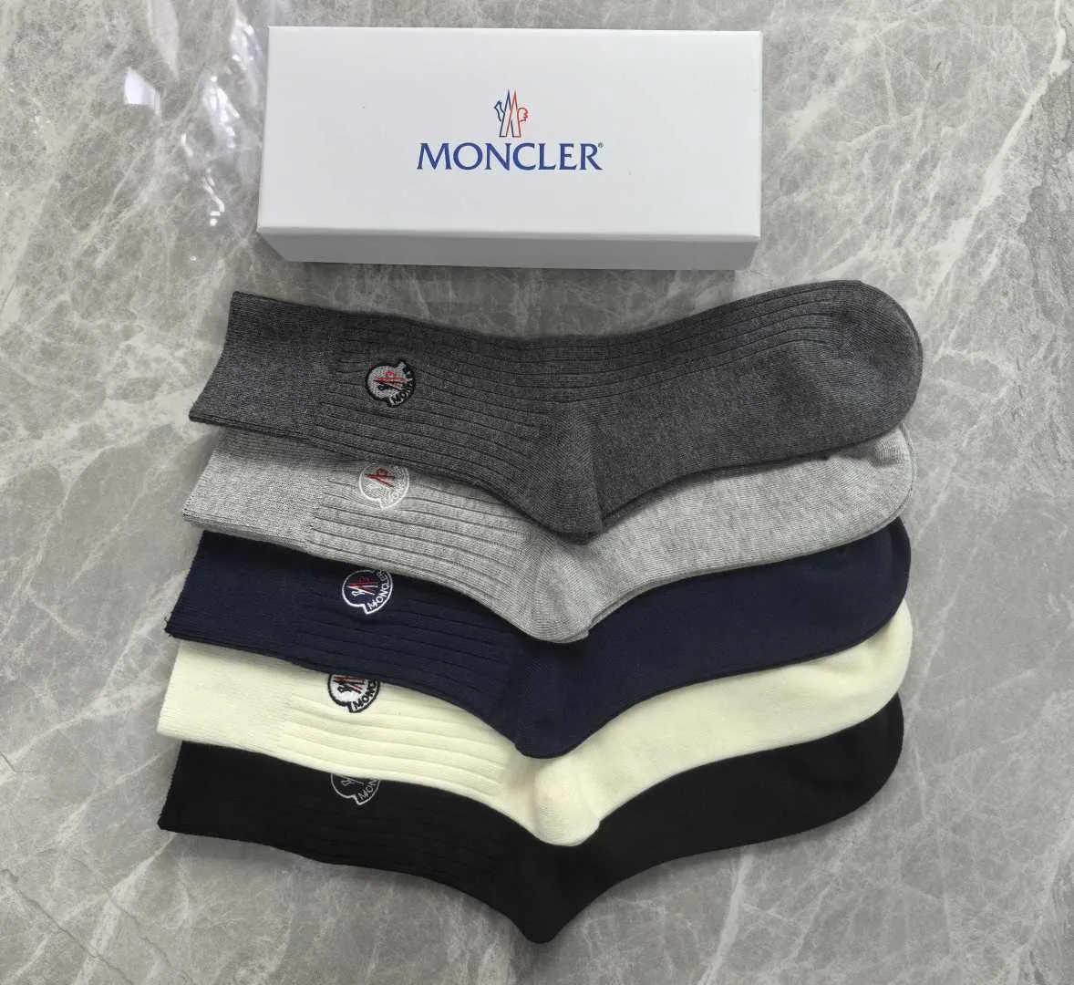 Special P100💛 Comes with counter packaging MONCLER’s latest cashmere embroidered mid-length pile socks! Five pairs in a box, synchronized tube socks at the counter, 💛 big brands are out, a must-have for fashionistas 🔥 super easy to match