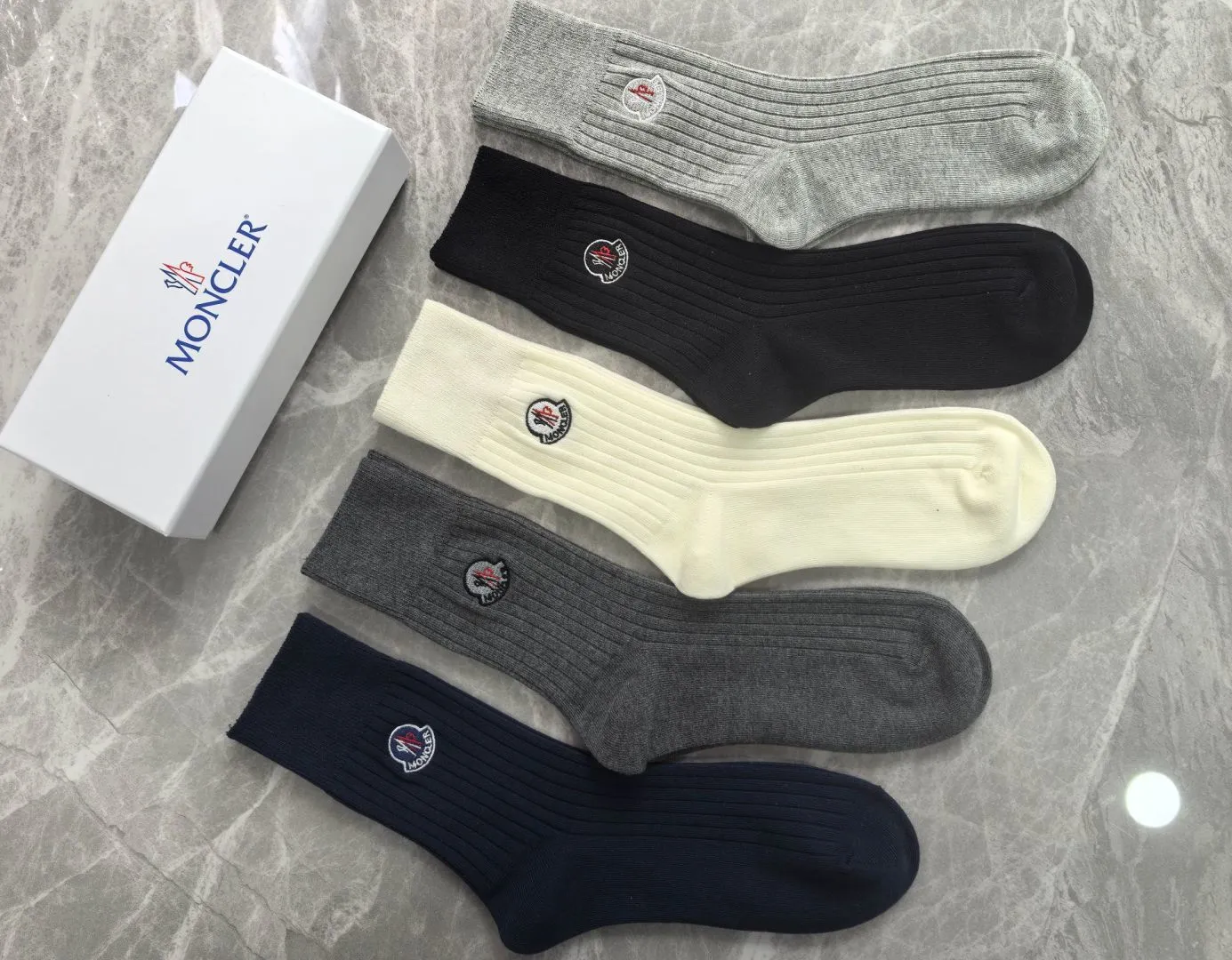 Special P100💛 Comes with counter packaging MONCLER’s latest cashmere embroidered mid-length pile socks! Five pairs in a box, synchronized tube socks at the counter, 💛 big brands are out, a must-have for fashionistas 🔥 super easy to match